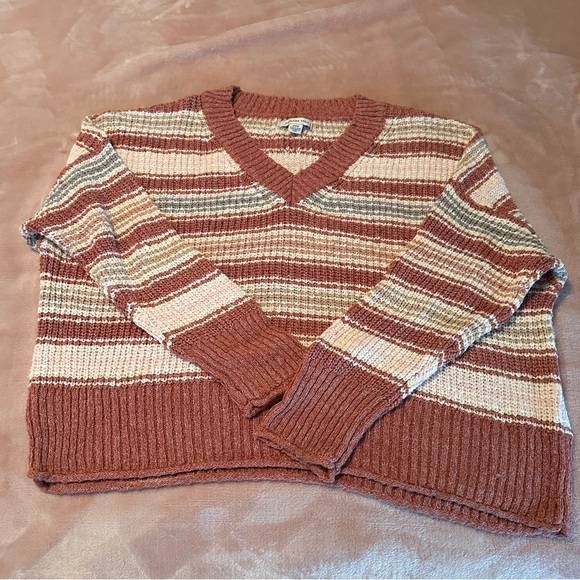 American Eagle Cropped V-Neck Sweater - Picture 3 of 4